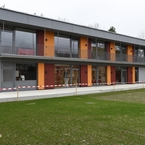 Hybridbau - Fassade mit Faserzementplatten mit farblichen Akzenten