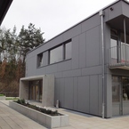 Hybridbau - Fassade mit Faserzementplatten mit farblichen Akzenten