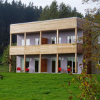 Abele Hotel & Cubes in Buchenberg - Putzfassade und Balkonekonstruktion aus unbehandelter Lärche von SÄBU Holzbau