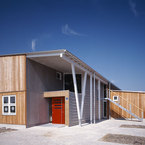 Kindergarten Neufahrn Eingang und Seite, nachhaltiger Hausbau von SÄBU-Holzbau