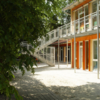 Kindergarten St. Johannes in Taufkirchen von SÄBU Holzbau - Teilansicht Gartenseite