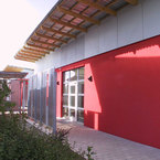 Heinrich Kirchner Schule in Erlangen - Raummodule mit roter Putzfassade