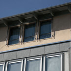 Welfen-Gymnasium in Schongau - Detail - Ein näherer Blick auf die moderne Fassade der Dachaufstockung, die durch ihre zeitgemäße Architektur und hochwertige Materialien besticht. – SÄBU Holzbau