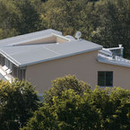 Welfen-Gymnasium in Schongau - Aufstockung Gesamtansicht – Eine beeindruckende Vogelperspektive gibt einen Überblick über die gesamte Dachaufstockung, die das Welfen-Gymnasium zu einem architektonischen Highlight macht. – SÄBU Holzbau