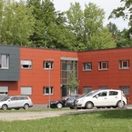 Holz-Hybridbau mit farbigen Fassadenplatten