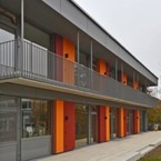 Hybridbau - Fassade mit Faserzementplatten mit farblichen Akzenten