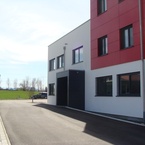 Bürogebäude in Hybridbauweise SÄBU Holzbau Hersteller mit zwei Wohnungen und einem Büro