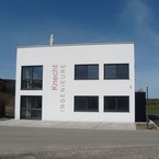 SÄBU Holzbau Hersteller baute ein Hybridhaus mit zwei Wohnungen und einem Büro