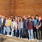 Holz Hybridbau Hersteller SÄBU-Holzbau Team auf Besuch zum fertigen Projektabschluss der TU München.