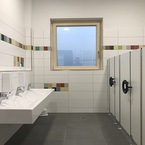 Kita in Rosstal in Modulbau und Hybridbau von SÄBU Holzbau, das Kinder WC der Kindertagesstätte