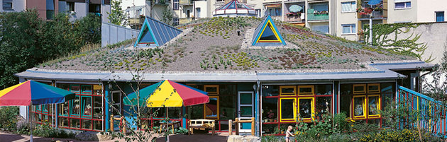 Eine beeindruckende Vogelperspektive zeigt das Gesamtgebäude des Kindergartens Luisenstrasse, eingebettet in die Umgebung, als Zeugnis für modernen Holzbau und umweltfreundliche Architektur von SÄBU Holzbau GmbH.