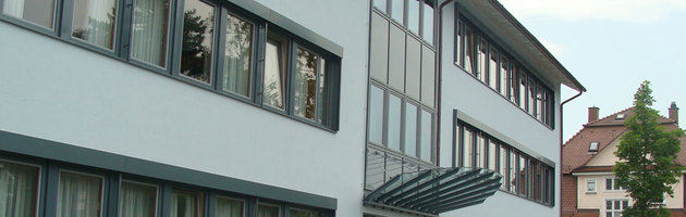 Das Bild zeigt das äußere Erscheinungsbild des Verwaltungsgebäudes des Abfallwirtschaftsbetriebs in Göppingen. Ein Verwaltungsgebäude von SÄBU Holzbau.