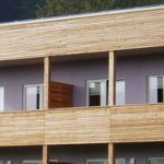Im Abele Hotel & Cubes in Buchenberg vereinen sich Holz und modernes Design zu einer nachhaltigen Luxusumgebung, die durch klare Linien und warme Farben beeindruckt und durch die zeitnahe Fertigstellung von SÄBU Holzbau realisiert wurde.