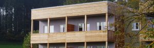 Im Abele Hotel & Cubes in Buchenberg vereinen sich Holz und modernes Design zu einer nachhaltigen Luxusumgebung, die durch klare Linien und warme Farben beeindruckt und durch die zeitnahe Fertigstellung von SÄBU Holzbau realisiert wurde.